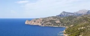 Zerklüftete Felsküste der Serra de Tramuntana mit blauem Meer auf Mallorca