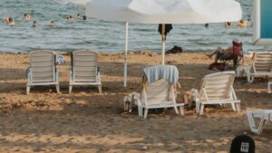 Liegestühle und Sonnenschirm am Badestrand