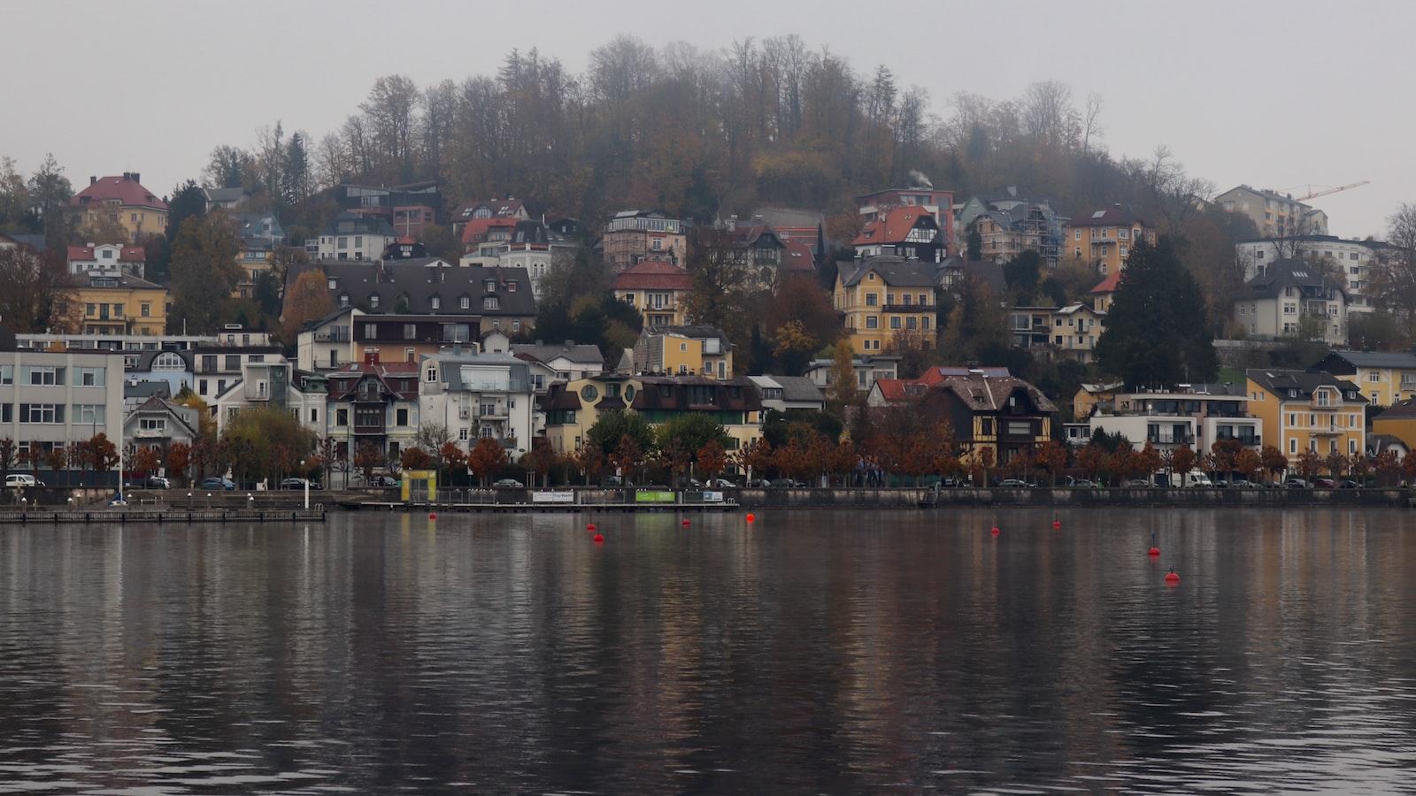 Der tiefste See Österreichs: Ein Blick auf⁢ den Traunsee in Oberösterreich