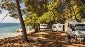 Campingplatz unter Pinien an der kroatischen Adriaküste