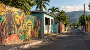 Bob-Marley-Wandbild an einer Hauswand in einer Straße von Kingston, Jamaika