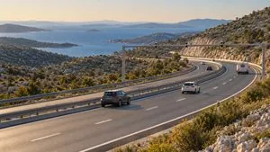 Autobahn mit Kameraportal in einer Karstlandschaft an der Adria